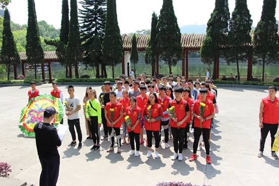 体育学院清明节祭扫活动圆满结束