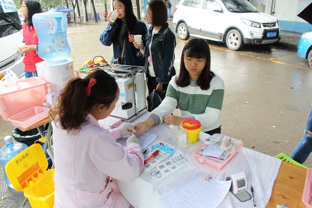 涓涓热血,铺救生命之路