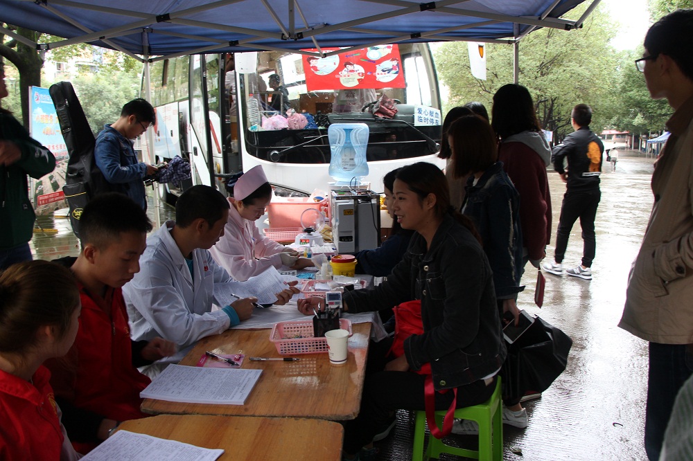 涓涓热血,铺救生命之路