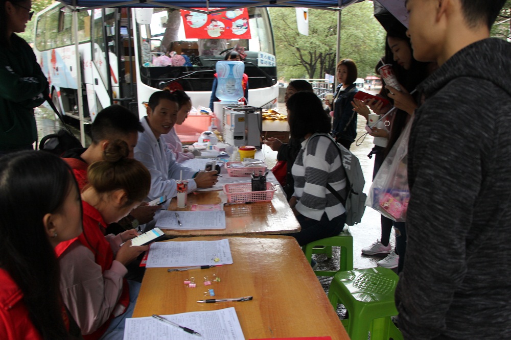 涓涓热血,铺救生命之路