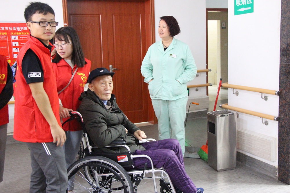 “传温情,献爱心”为主题的关爱福利院老人活动