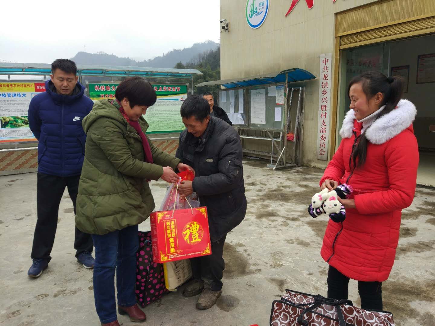 节前走访帮扶户 节前慰问暖人心