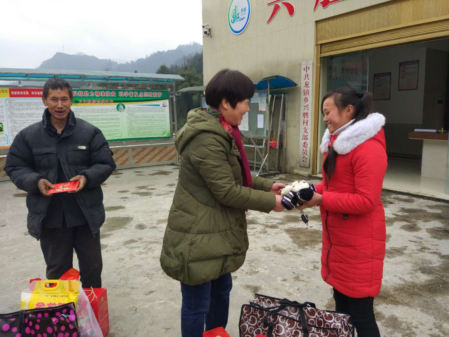 节前走访帮扶户 节前慰问暖人心