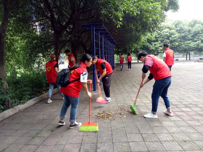 校园清洁活动顺利开展