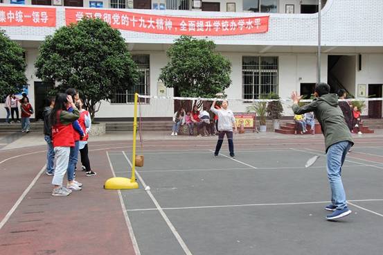 体育学院关爱特殊学校儿童活动