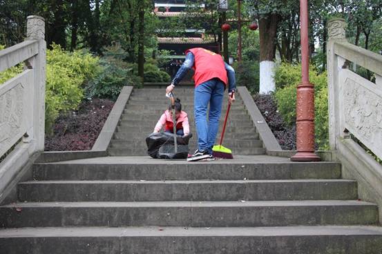 体育学院公园环保活动顺利开展