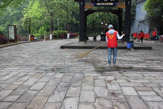 体育学院公园环保活动顺利开展