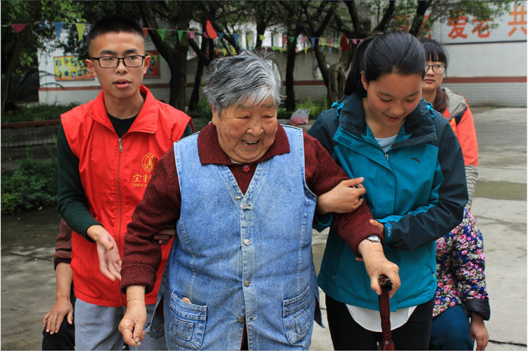 体育学院开展关爱老人送温暖活动